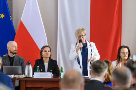 Urszula Zielińska, Sekretarz Stanu w Ministerstwie Klimatu i Środowiska oraz zabierająca głos Teresa Kubas-Hul, Wojewoda Podkarpacki podczas spotkania w PUW, poświęconego tematowi finansowania samorządowych projektów w zakresie klimatu i środowiska.