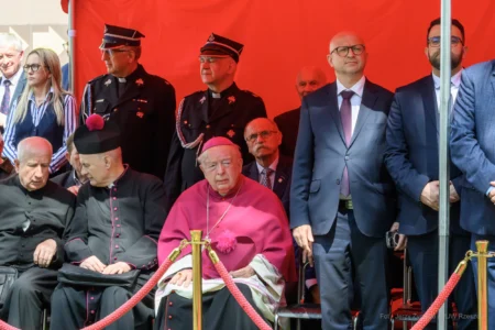 Biskup senior Kazimierz Górny i Jerzy Tabin, dyrektor Biura Wojewody podczas uroczystego apelu na placu przy ul. Mickiewicza 10 w Rzeszowie.