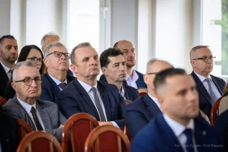 Uczestnicy spotkania w PUW na temat finansowania samorządowych projektów w zakresie klimatu i środowiska.