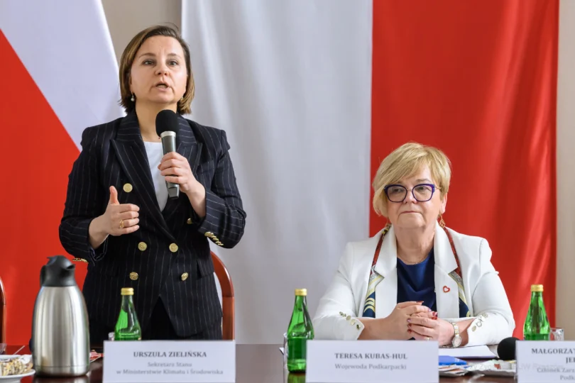 Urszula Zielińska, Sekretarz Stanu w Ministerstwie Klimatu i Środowiska oraz Teresa Kubas-Hul, Wojewoda Podkarpacki podczas spotkania w PUW, poświęconego tematowi finansowania samorządowych projektów w zakresie klimatu i środowiska.