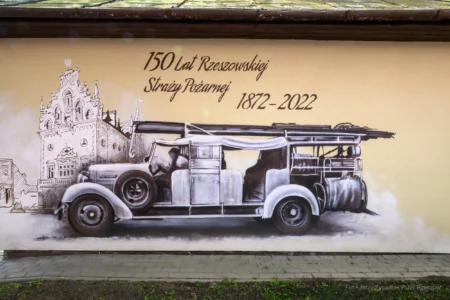 Mural z napisem 150 lat Rzeszowskiej Straży Pożarnej 1872-2022.