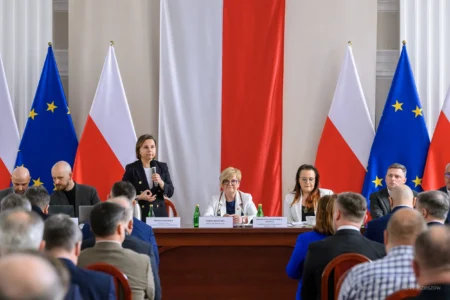 Zabierająca głos Urszula Zielińska, Sekretarz Stanu w Ministerstwie Klimatu i Środowiska, Teresa Kubas-Hul, Wojewoda Podkarpacki oraz Małgorzata Jarosińska-Jedynak, Członek Zarządu Województwa Podkarpackiego. Podczas spotkania w PUW, poświęconego tematowi finansowania samorządowych projektów w zakresie klimatu i środowiska.