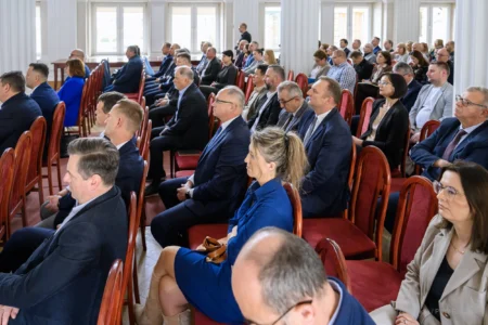 Uczestnicy spotkania w PUW na temat finansowania samorządowych projektów w zakresie klimatu i środowiska.