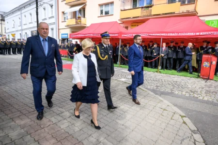 Teresa Kubas-Hul, Wojewoda Podkarpacki, Piotr Pilch, wicemarszałek województwa podkarpackiego, Krzysztof Stańko, wiceprezydent Rzeszowa oraz st. bryg. Tomasz Baran, podkarpacki komendant wojewódzki PSP podczas uroczystości na placu przy ul. Mickiewicza 10 w Rzeszowie.
