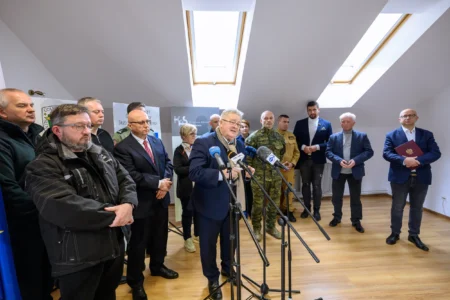 Czesław Siekierski, Minister Rolnictwa i Rozwoju Wsi oraz przedstawiciele służb podczas spotkania z mediami na granicy w Barwinku.