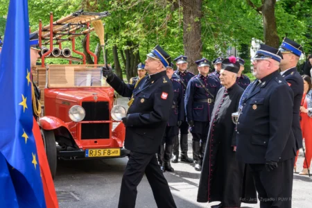 Strażacy podczas wydarzenia inaugurującego obchody jubileuszu 75-lecia powstania rzeszowskiej Komendy Wojewódzkiej PSP. Z zabytkowym wozem strażackim.