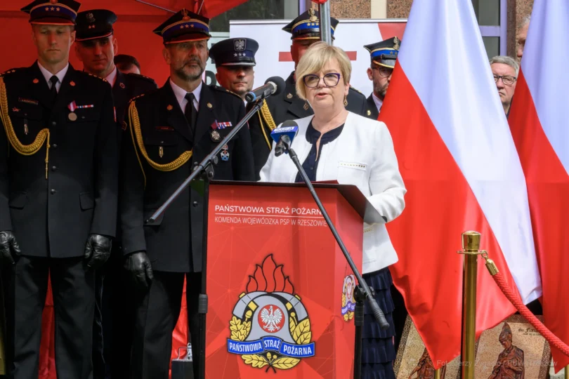 Teresa Kubas-Hul, Wojewoda Podkarpacki przemawiająca podczas wydarzenia rozpoczynającego oficjalne obchody jubileuszu 75-lecia Komendy Wojewódzkiej PSP w Rzeszowie.