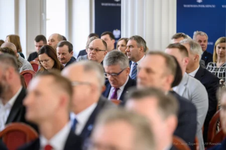 Uczestnicy spotkania w PUW na temat finansowania samorządowych projektów w zakresie klimatu i środowiska.