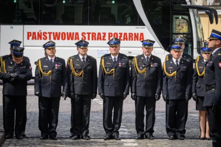 Strażacy podczas wydarzenia inaugurującego obchody jubileuszu 75-lecia powstania rzeszowskiej Komendy Wojewódzkiej PSP.