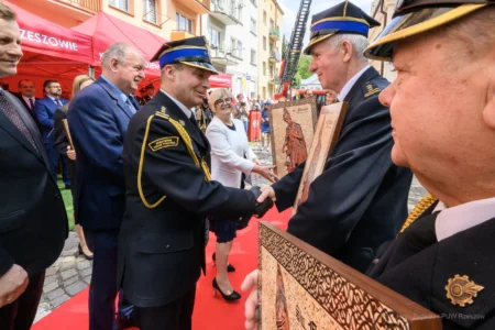 Kulminacyjnym punktem apelu było odsłonięcie historycznej figury św. Floriana - wiernej repliki rzeźby, która towarzyszyła rzeszowskim strażakom od czasów przedwojennych.