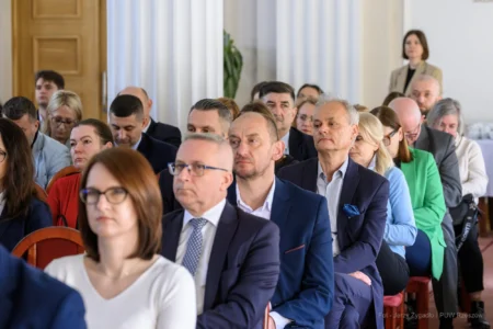 Uczestnicy spotkania w PUW na temat finansowania samorządowych projektów w zakresie klimatu i środowiska.