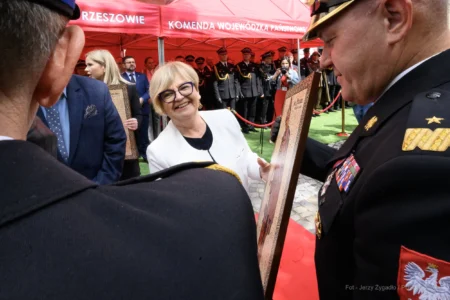 Kulminacyjnym punktem apelu było odsłonięcie historycznej figury św. Floriana - wiernej repliki rzeźby, która towarzyszyła rzeszowskim strażakom od czasów przedwojennych.