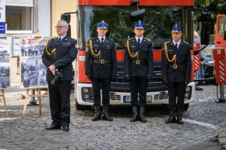 Strażacy podczas wydarzenia inaugurującego obchody jubileuszu 75-lecia powstania rzeszowskiej Komendy Wojewódzkiej PSP.