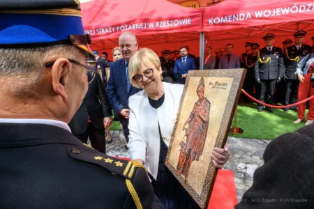 Kulminacyjnym punktem apelu było odsłonięcie historycznej figury św. Floriana - wiernej repliki rzeźby, która towarzyszyła rzeszowskim strażakom od czasów przedwojennych.