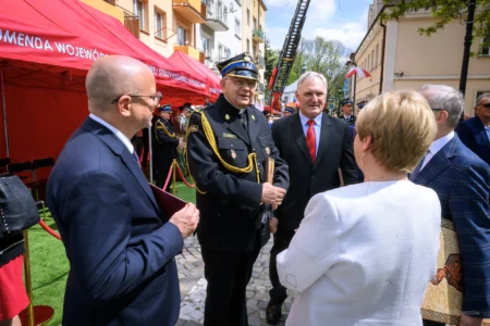 Rozmawiający z sobą uczestnicy uroczystości.