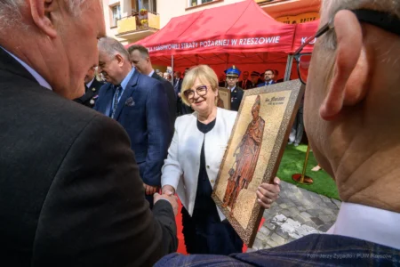 Kulminacyjnym punktem apelu było odsłonięcie historycznej figury św. Floriana - wiernej repliki rzeźby, która towarzyszyła rzeszowskim strażakom od czasów przedwojennych.