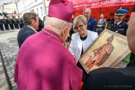 Kulminacyjnym punktem apelu było odsłonięcie historycznej figury św. Floriana - wiernej repliki rzeźby, która towarzyszyła rzeszowskim strażakom od czasów przedwojennych.