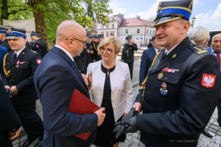 Rozmawiający z sobą uczestnicy uroczystości.