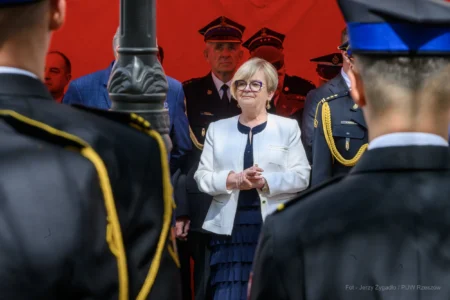 Teresa Kubas-Hul, Wojewoda Podkarpacki podczas uroczystości na placu przy ul. Mickiewicza 10 w Rzeszowie.