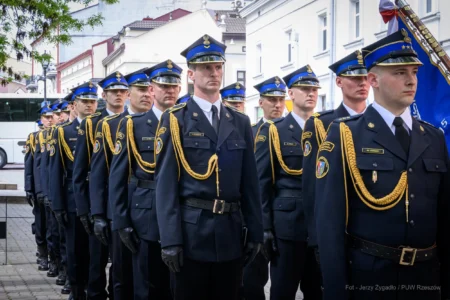 Strażacy podczas wydarzenia inaugurującego obchody jubileuszu 75-lecia powstania rzeszowskiej Komendy Wojewódzkiej PSP.