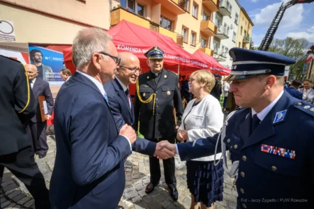 Rozmawiający z sobą uczestnicy uroczystości.