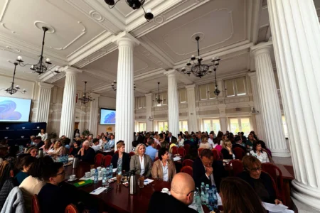 Uczestnicy narady w sali kolumnowej Podkarpackiego Urzędu Wojewódzkiego w Rzeszowie