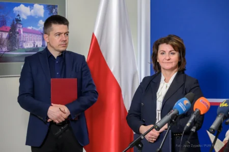 Bartosz Gubernat, rzecznik prasowy Wojewody Podkarpackiego i Irena Marszałek-Czekierda, dyrektor Wydziału Polityki Społecznej podczas konferencji prasowej nt. wsparcia dla osób z niepełnosprawnościami.