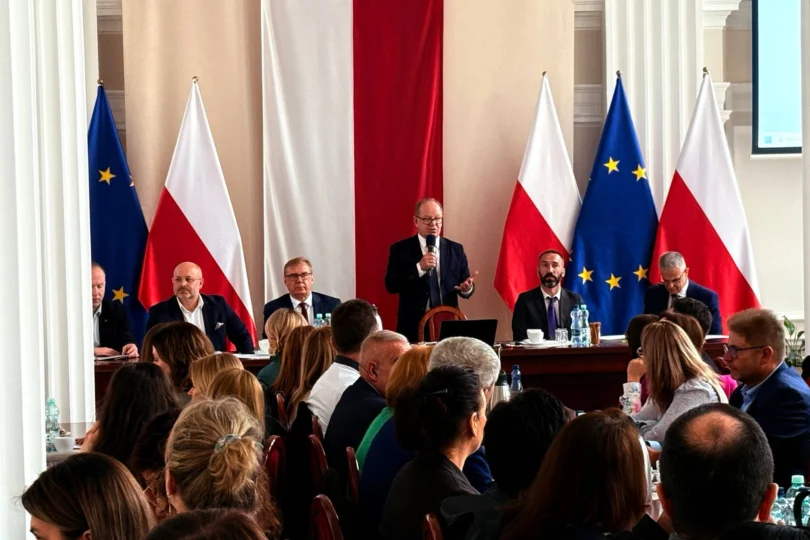 Uczestnicy narady w sali kolumnowej Podkarpackiego Urzędu Wojewódzkiego w Rzeszowie