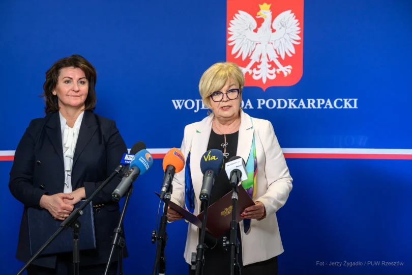 Irena Marszałek-Czekierda, dyrektor Wydziału Polityki Społecznej i Teresa Kubas-Hul, Wojewoda Podkarpacki podczas konferencji prasowej nt. wsparcia dla osób z niepełnosprawnościami.