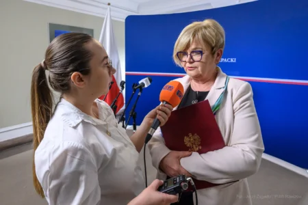 Teresa Kubas-Hul, Wojewoda Podkarpacki udziela wywiadu dziennikarce podczas konferencji prasowej nt. wsparcia dla osób z niepełnosprawnościami.