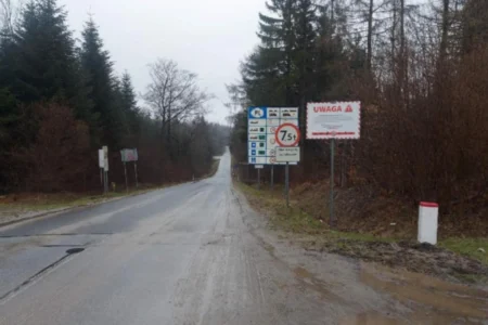 Tablica informacyjna na przejściu granicznym w Ożennej.
