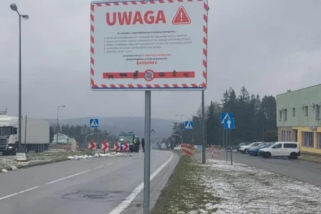 Tablica informacyjna na przejściu granicznym w Barwinku.