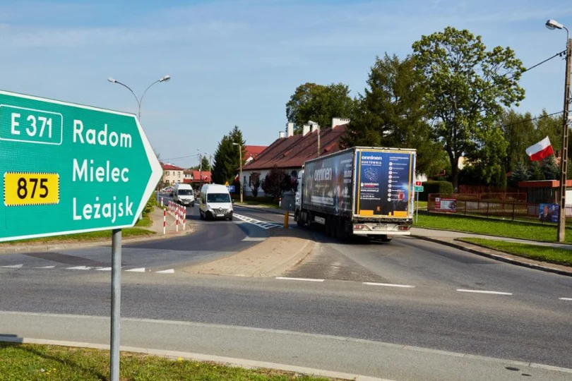 Widok na DK9 i tablicę informującą o kierunku na Radom, Mielec i Leżajsk.