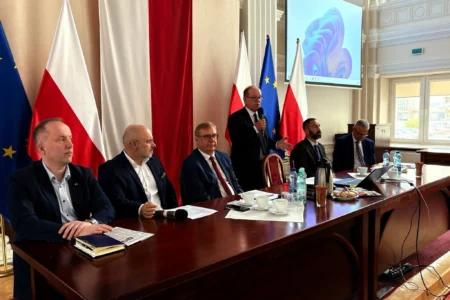 Uczestnicy narady w sali kolumnowej Podkarpackiego Urzędu Wojewódzkiego w Rzeszowie