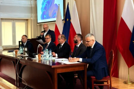 Uczestnicy narady w sali kolumnowej Podkarpackiego Urzędu Wojewódzkiego w Rzeszowie