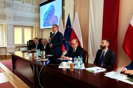 Uczestnicy narady w sali kolumnowej Podkarpackiego Urzędu Wojewódzkiego w Rzeszowie