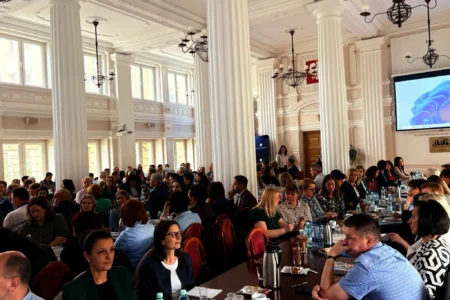 Uczestnicy narady w sali kolumnowej Podkarpackiego Urzędu Wojewódzkiego w Rzeszowie