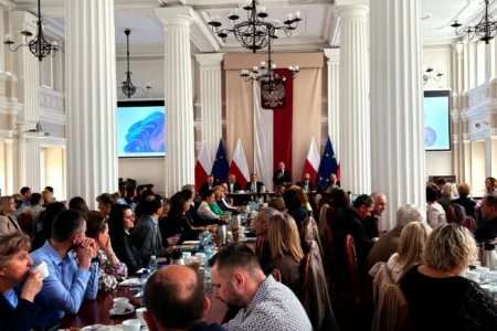 Uczestnicy narady w sali kolumnowej Podkarpackiego Urzędu Wojewódzkiego w Rzeszowie