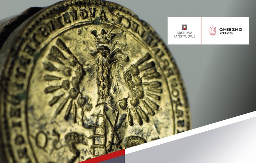 Grafika przedstawia starą monetę i fragment flagi polskiej, z boku napis Archiwa Państwowe Gniezno 2025