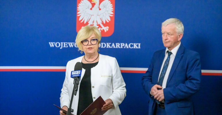 Zdjęcie przedstawia wojewodę podkarpackiego Teresę Kubas-Hul i dyrektora Wydziału Bezpieczeństwa i Zarządzania Kryzysowego Józefa Gdańskiego