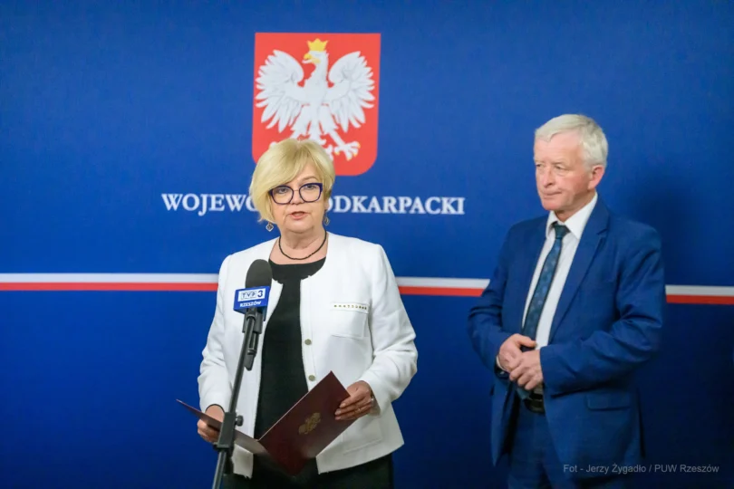 Zdjęcie przedstawia wojewodę podkarpackiego Teresę Kubas-Hul i dyrektora Wydziału Bezpieczeństwa i Zarządzania Kryzysowego Józefa Gdańskiego