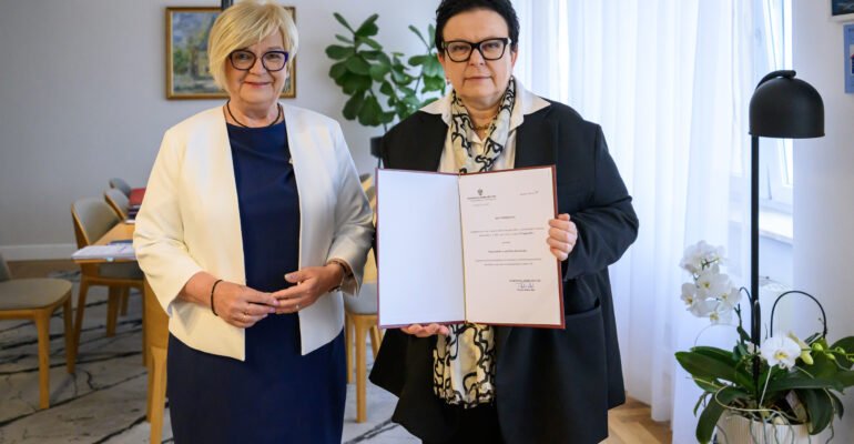Zdjęcie przedstawia wojewodę podkarpackiego Teresę Kubas-Hul i konsultanta wojewódzkiego w dziedzinie patomorfologii dr Ewę Kazanowską