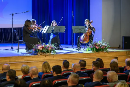 Zdjęcie przedstawia zespół muzyczny występujący podczas obchodów Dnia Samorządu Terytorialnego