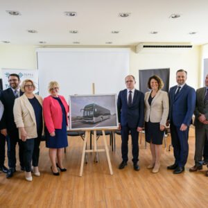 Zdjęcie przedstawia uczestników uroczystości podpisania umowy na zakup autobusów wodorowych