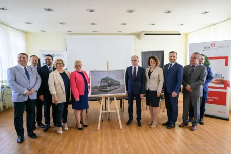 Zdjęcie przedstawia uczestników uroczystości podpisania umowy na zakup autobusów wodorowych