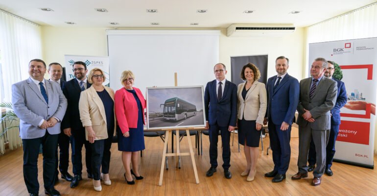 Zdjęcie przedstawia uczestników uroczystości podpisania umowy na zakup autobusów wodorowych