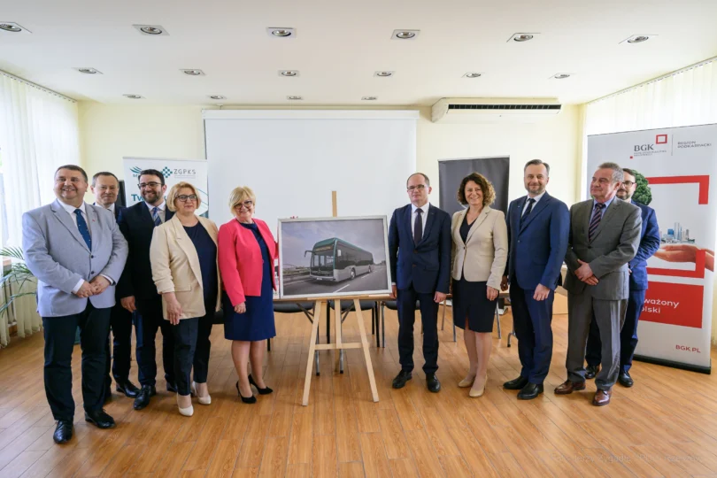 Zdjęcie przedstawia uczestników uroczystości podpisania umowy na zakup autobusów wodorowych