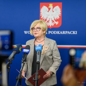 Zdjęcie przedstawia wojewodę podkarpackiego Teresę Kubas-Hul podczas konferencji prasowej