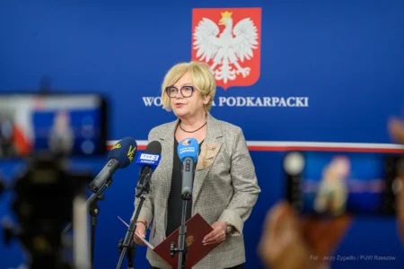 Zdjęcie przedstawia wojewodę podkarpackiego Teresę Kubas-Hul podczas konferencji prasowej