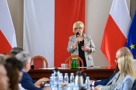 Zdjęcie przedstawia uczestników podpisania umów w ramach programów rządowych